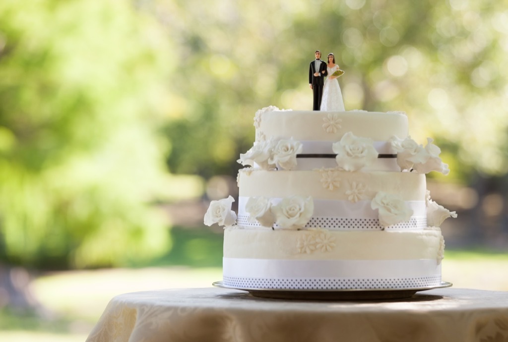 victoria and Albert were the first to have figurines on their wedding cake royal wedding differences 