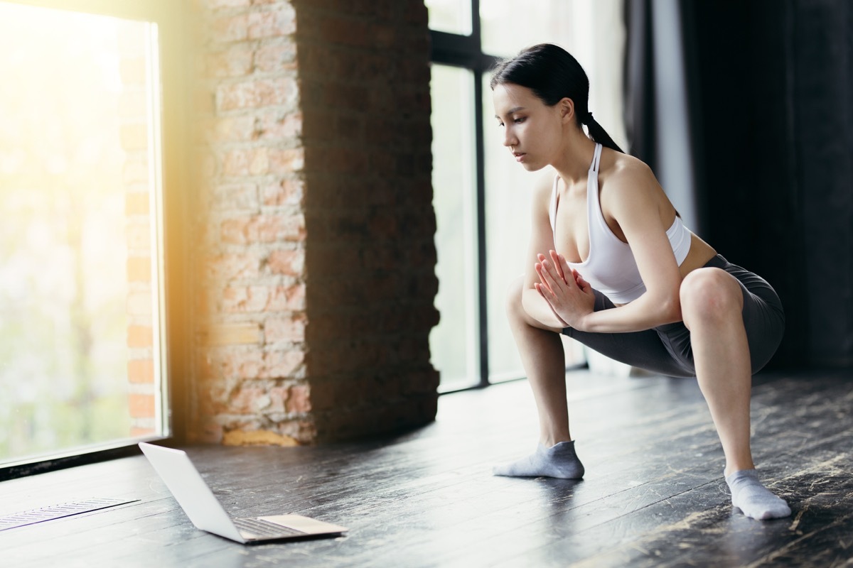 Plié Squat with an Oblique Crunch