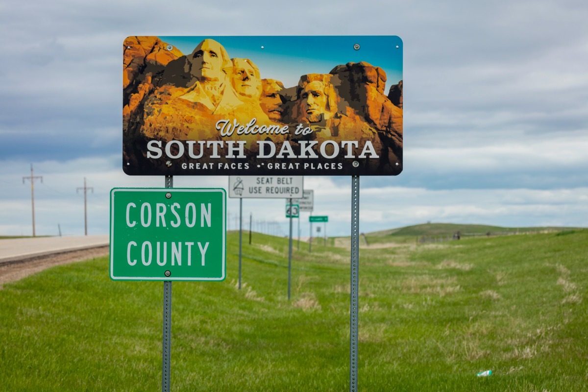 A road sign featuring Mount Rushmore and that says 