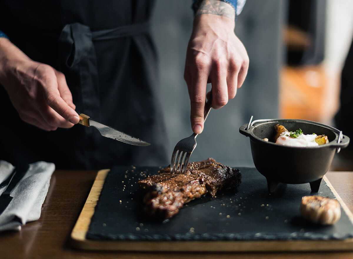 slicing steak