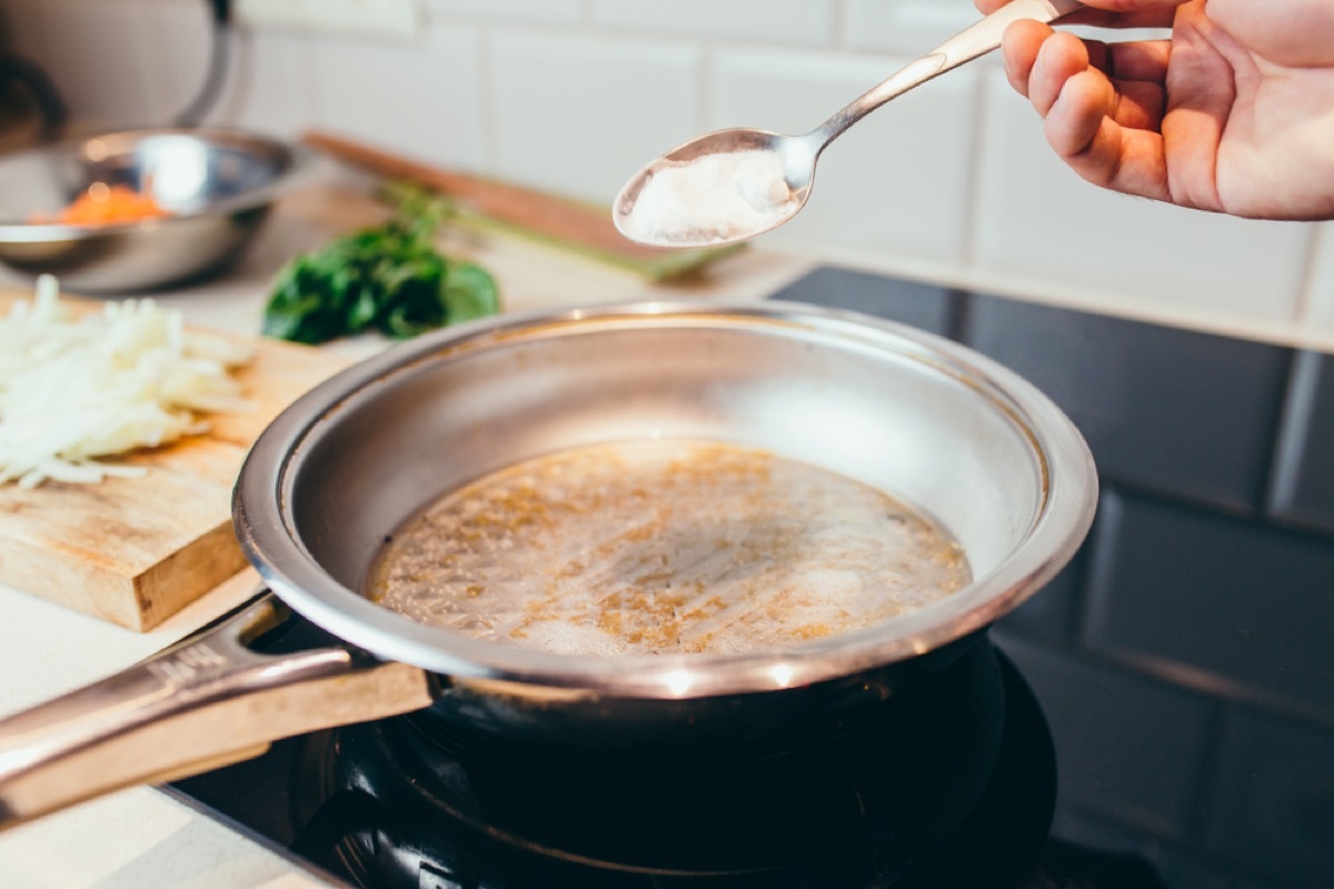 sprinkling baking soda in pan, old school cleaning tips