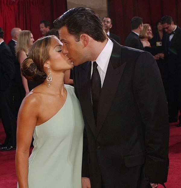 Most_Awkward_Celebrity_Kisses_4