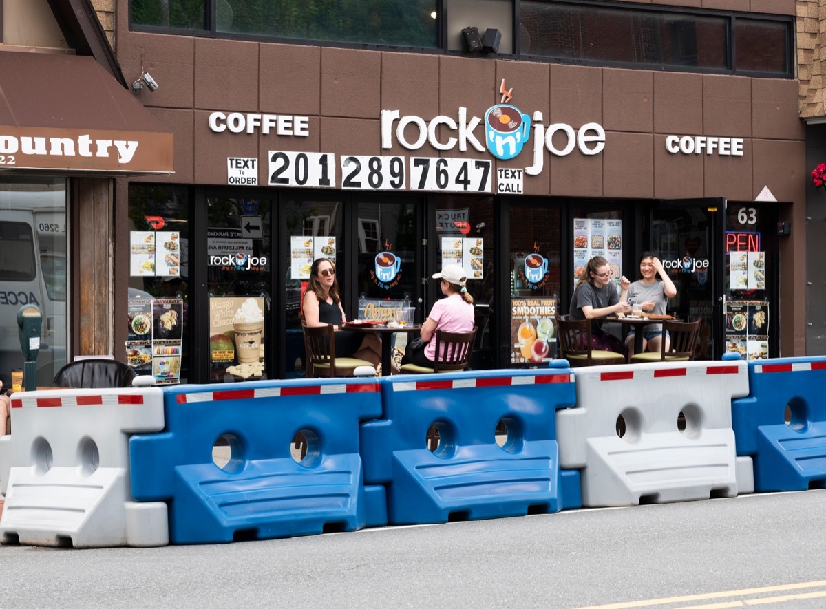 The outside of a rock'n'joe in Millburn, New Jersey