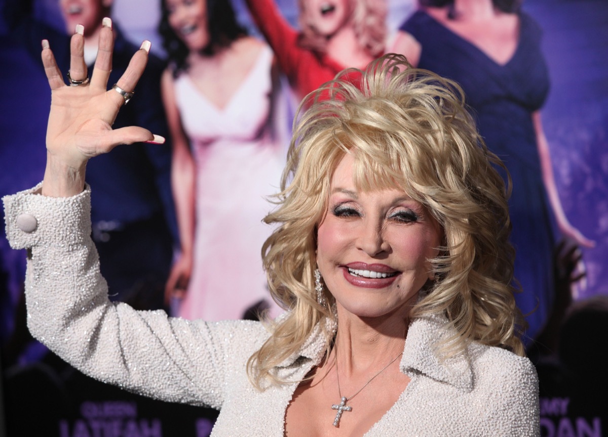 LOS ANGELES - JAN 19: DOLLY PARTON arriving to 