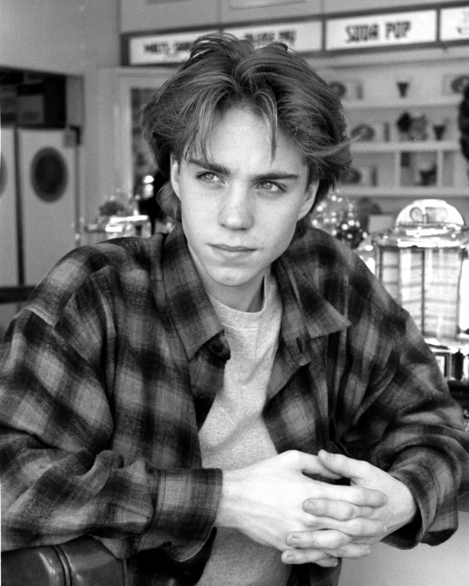 90s fashion plaid flannel - Jonathan Brandis Dec.1993 in a Ventura Blvd diner in Los Angeles.