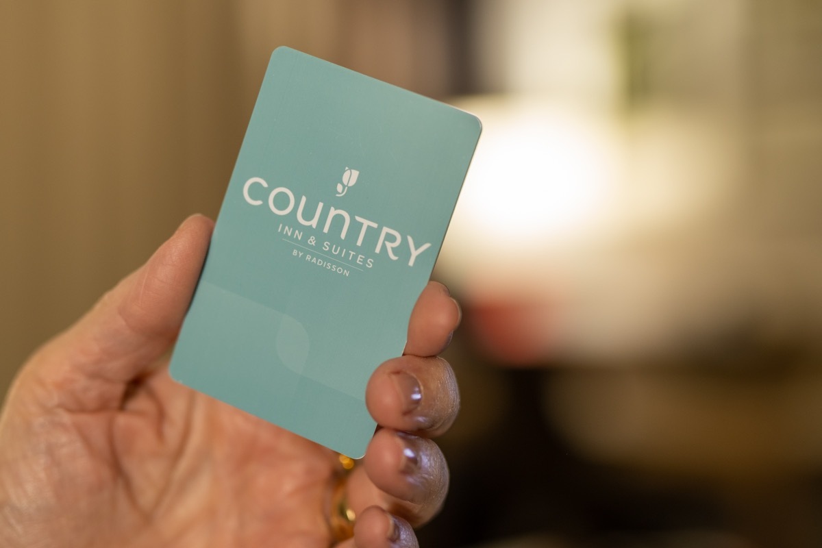 key to country inn and suites hotel room