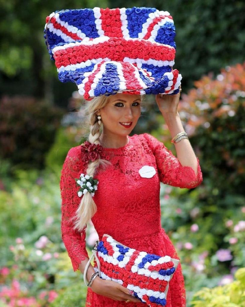 А purse that looks like the British flag | Her Beauty