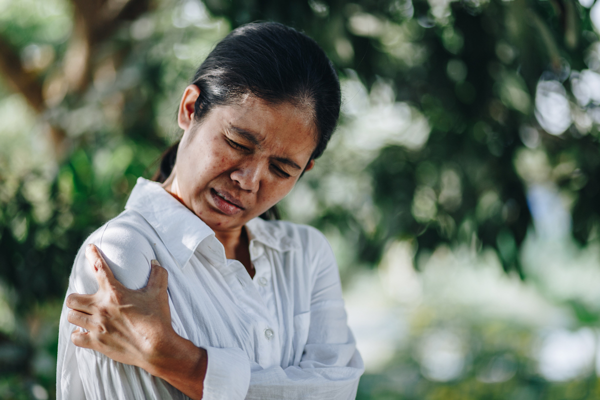 Woman with pain in shoulder and upper arm