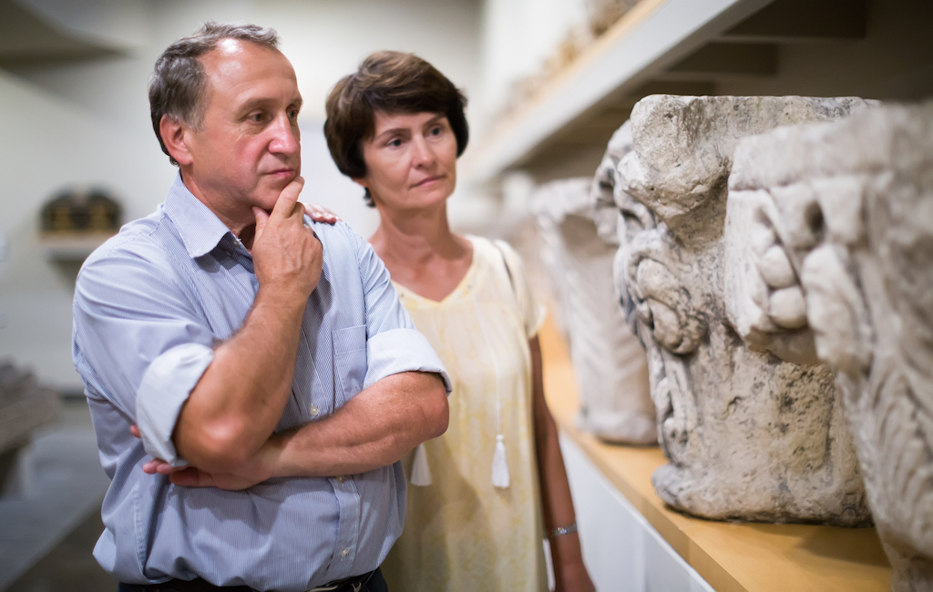 couple looking at art in museum, worst things about the suburbs