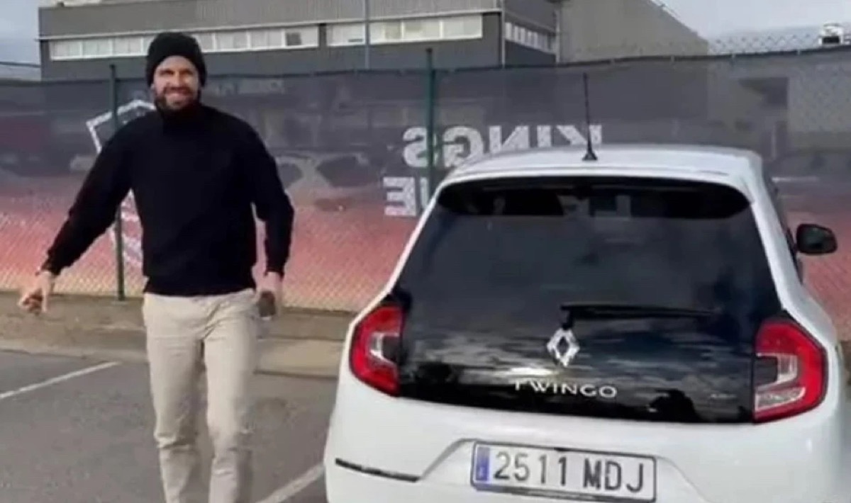 Gerard Pique next to Renault Twingo