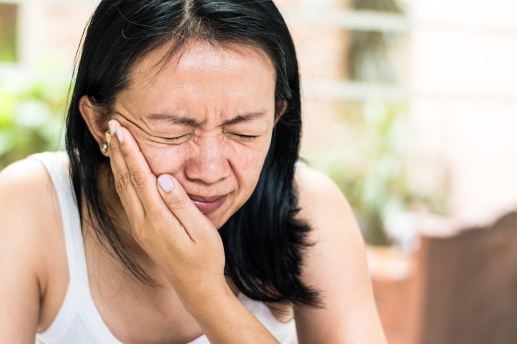 mumps swollen cheek pain