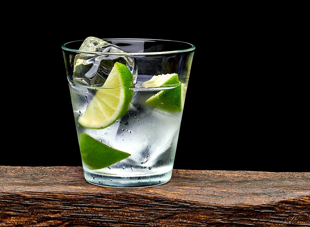 Gin tonic limes