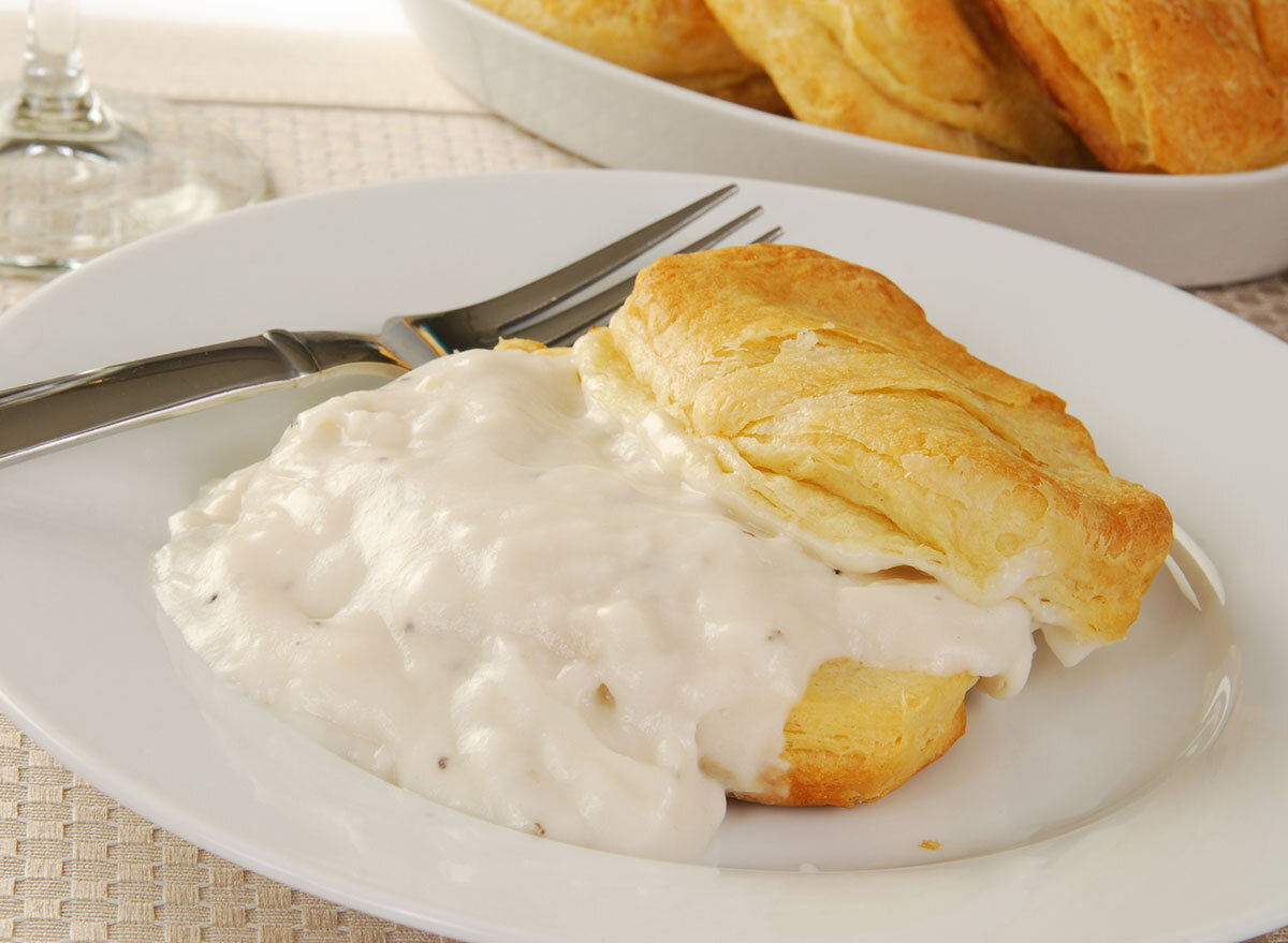 biscuits pepper gravy