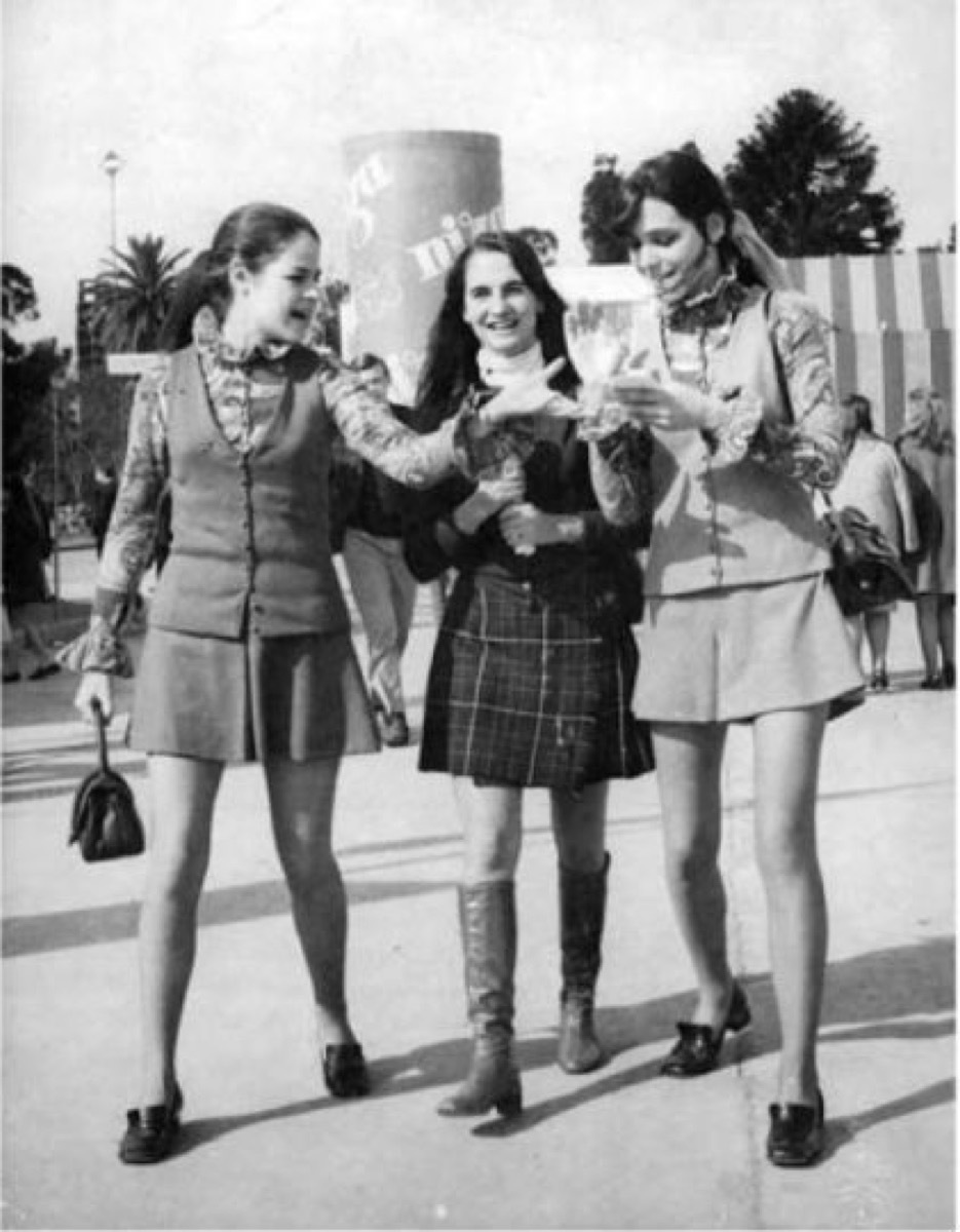 women wearing mini skirts in the 1960s, 1960s photos