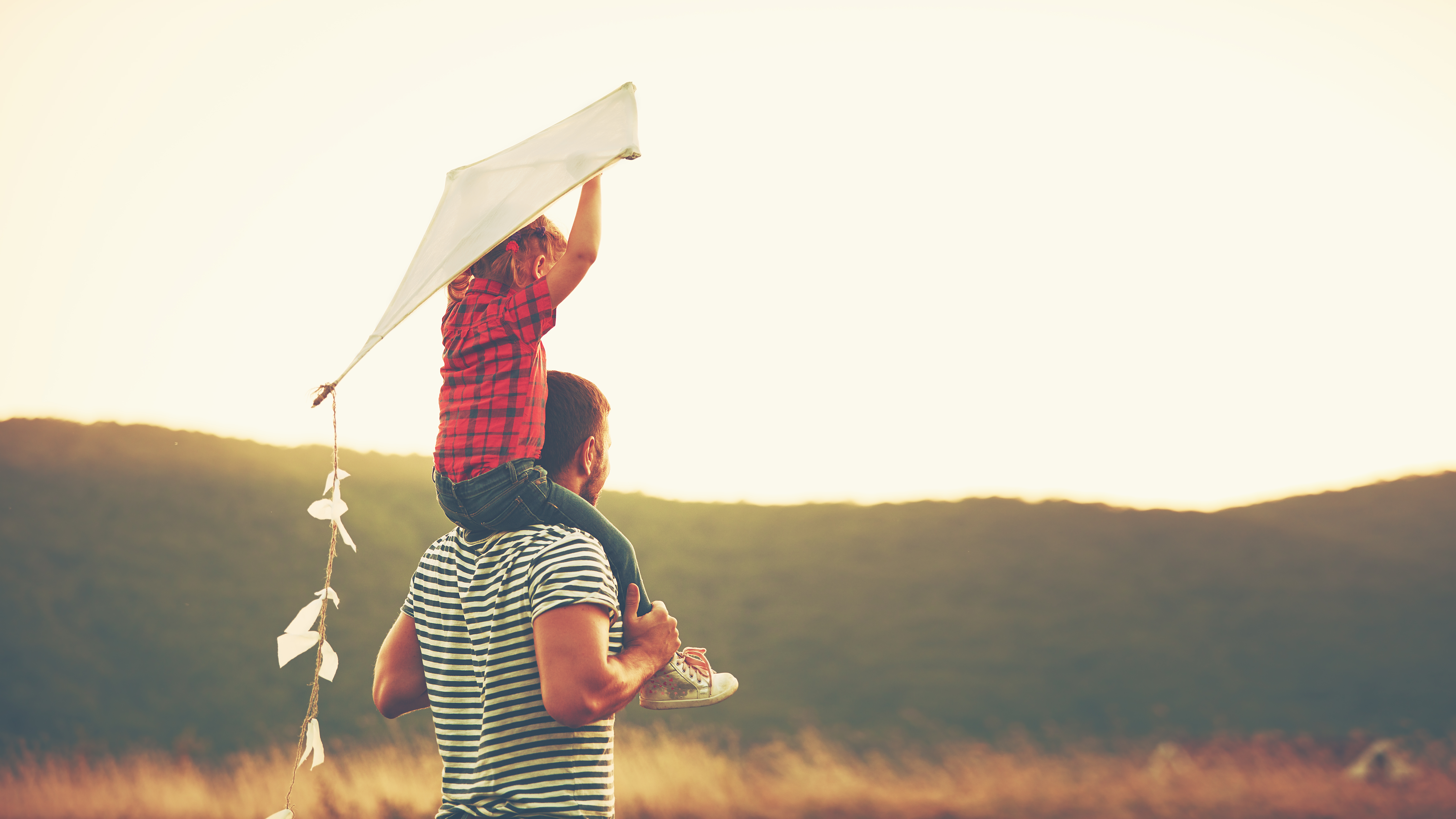 dad holding kid on his shoulders, what he wants you to say