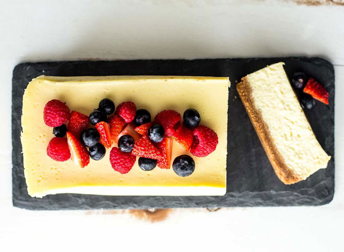 slow cooker cheesecake with berries